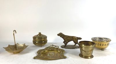 un grand nombre d'objets en laiton posés sur une table