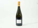 la bouteille de vin est posée sur une surface blanche