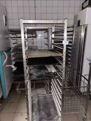 une photo d'une cuisine où l'on voit beaucoup de nourriture