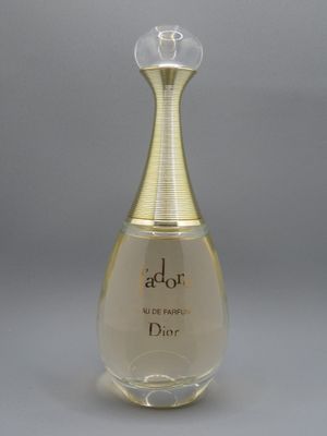 l'image d'un flacon de parfum posé sur une table