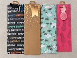 trois sacs-cadeaux ornés de motifs différents