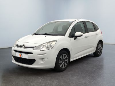 La Citroën blanche est garée dans une grande pièce