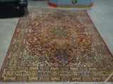 un grand tapis oriental posé au sol dans un salon