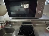 un micro-ondes posé sur une cuisinière