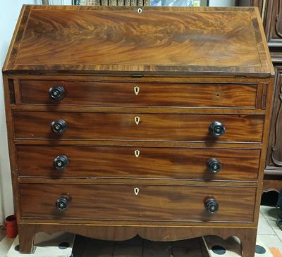 Bureau à abattant, en acajou. Travail anglais, XIXᵉ siècle. …