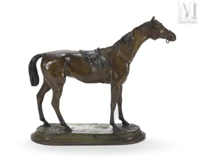 statue d'un cheval debout sur un socle posé sur une surface blanche