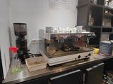 une machine à café posée sur le comptoir d'un café