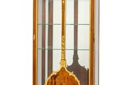 une vitrine contenant une horloge