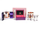 une boîte de verres à vin et un verre à vin devant une cheminée