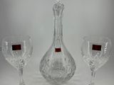 deux verres à vin et une carafe sur fond blanc