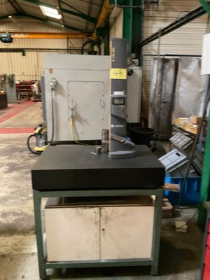 une machine qui se trouve à l'intérieur d'un bâtiment