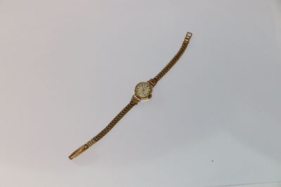 gros plan d'une montre-bracelet sur une surface blanche