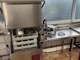 une cuisine équipée d'une cuisinière, d'un évier et d'un plan de travail