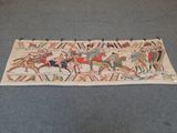 une image représentant une tapisserie sur laquelle figurent des personnages à cheval