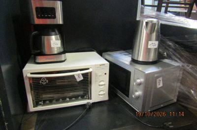deux micro-ondes et un grille-pain exposés dans un magasin