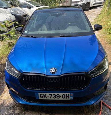 une voiture bleue garée sur le bord de la route