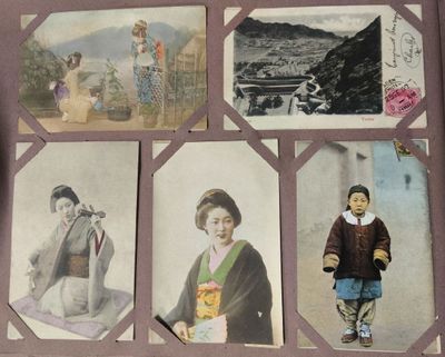de nombreuses vieilles photos de personnes accrochées au mur