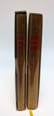deux livres posés l'un à côté de l'autre sur une table