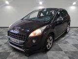 la photo d'une voiture noire garée dans un garage