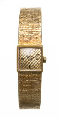une photo d'une montre-bracelet pour femme avec un bracelet en or