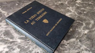 un livre posé sur une table en marbre