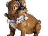 une figurine représentant un chien portant un collier