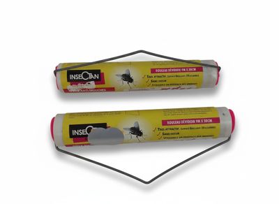 deux tubes d'anti-moustiques sur fond blanc