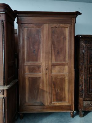 une commode en bois et une armoire en bois dans une pièce