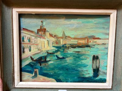 Quelqu'un tient un tableau représentant des bateaux sur l'eau