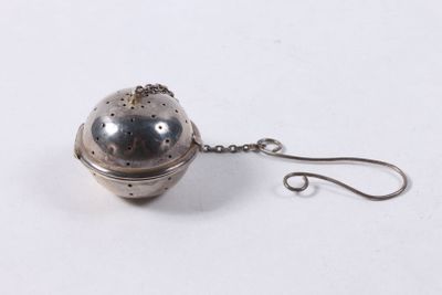 une image représentant une boule métallique à laquelle est fixé un crochet