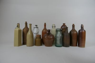 beaucoup de bouteilles alignées sur une table