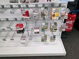 une présentation de divers produits sur les rayons du magasin