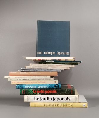 plusieurs livres empilés sur une table