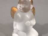 une figurine représentant un ange assis par terre