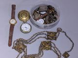 une table sur laquelle sont posés des bijoux