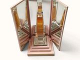 un flacon de parfum exposé dans une vitrine