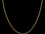 un collier à chaîne en or avec des maillons torsadés
