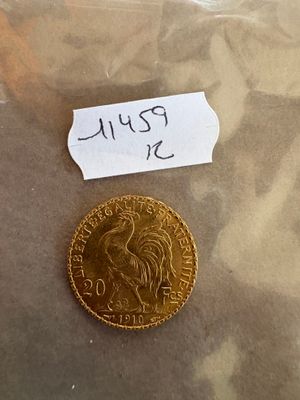 une pièce d'or posée sur une table