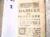 un vieux livre posé sur une table
