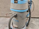 une machine qui est garée sur le trottoir