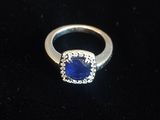 gros plan d'une bague en diamant sur une surface noire