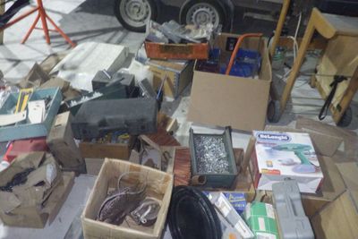 beaucoup de bric-à-brac par terre dans un garage