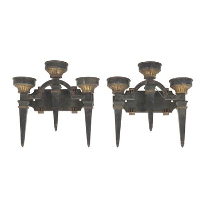 paire de bougeoirs anciens en laiton avec appliques