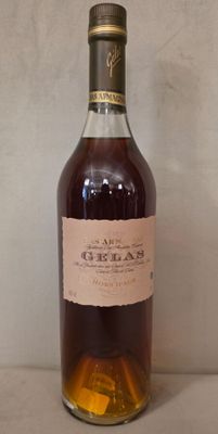 une bouteille de vin posée sur une table
