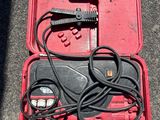une mallette à outils rouge remplie de câbles
