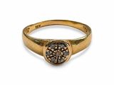 gros plan d'une bague en or avec un diamant noir