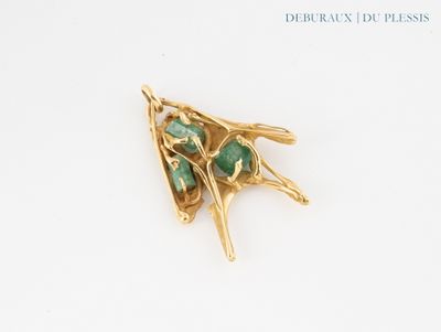 une image montrant un gros plan d'une broche « broochle » posée sur une surface blanche