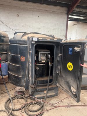 un homme qui se tient à côté d'une vieille machine