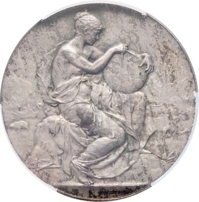 une vieille pièce d'argent sur laquelle figure la statue d'une femme tenant une cruche
