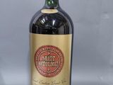 une vieille bouteille de vin posée sur une table